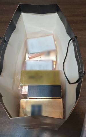 Parfumuri_contrafacute_vandute_in_parcare_la_mall_1_original