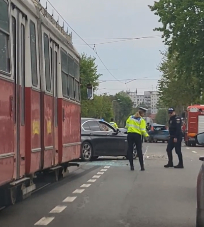 Accident la schimbarea benzii. Şoferiţă de 25 de ani rănită şi dusă la spital (VIDEO)