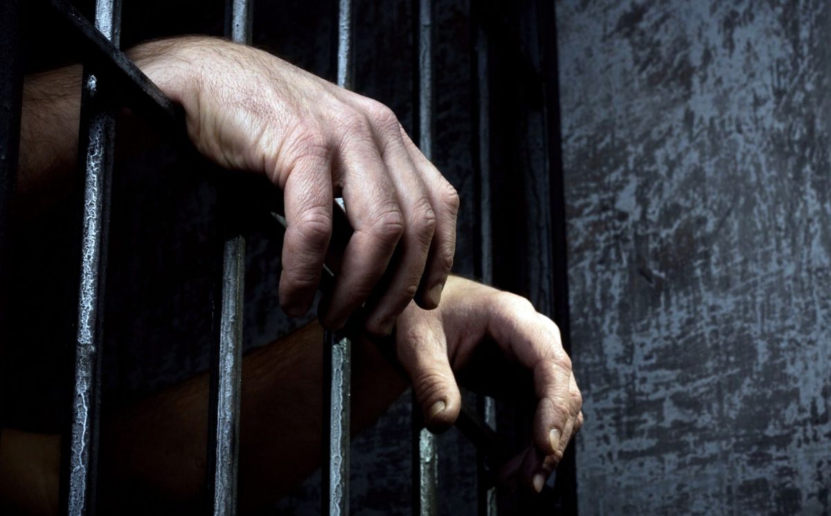S-a spânzurat în arestul poliţiei după ce a încercat să violeze o fată de 14 ani