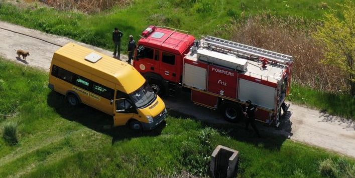 VIDEO: Incendiu de la un cablu electric căzut de pe un stâlp