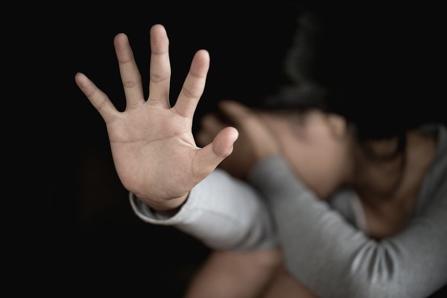 Fată de 15 ani, agresată sexual de asistent în timpul unei şedinţe de recuperare