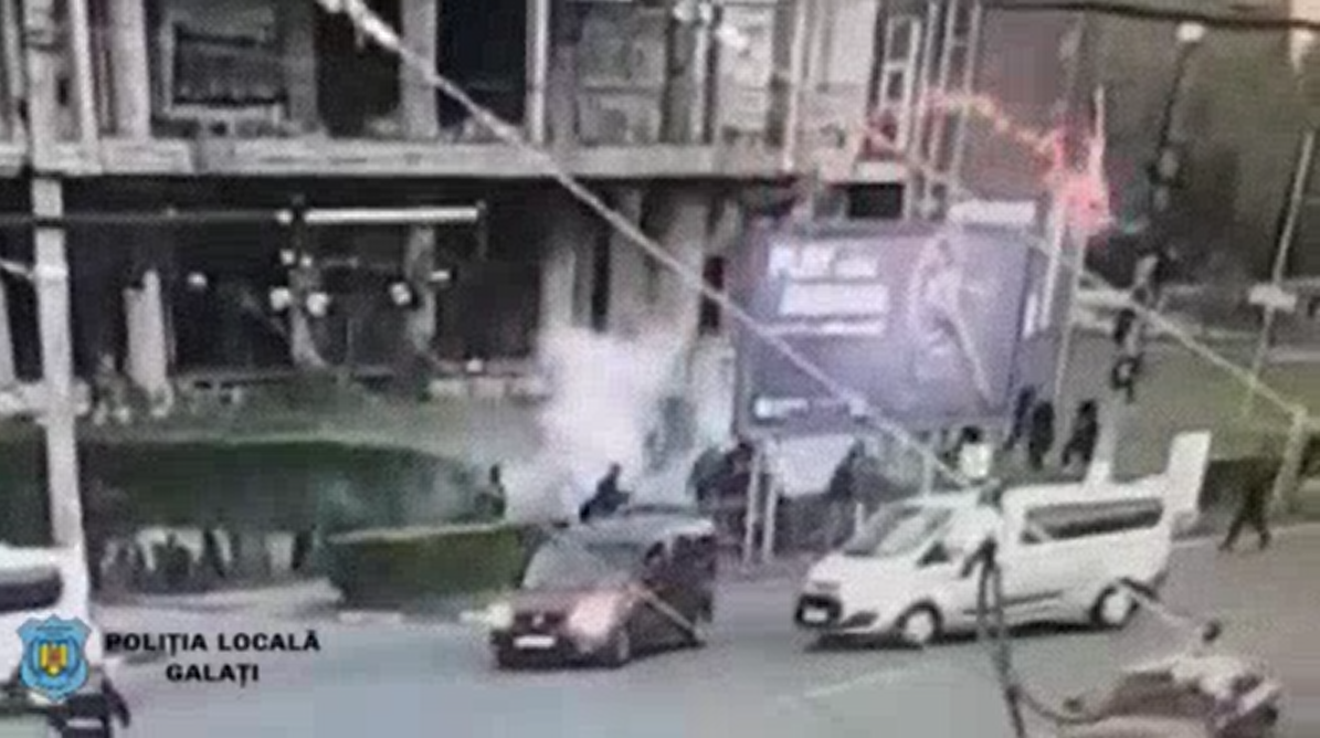 VIDEO: Fumigene şi scandal la Ultimul Leu. Poliţist lovit cu piatra în cap înaintea meciului Oţelul - Dinamo