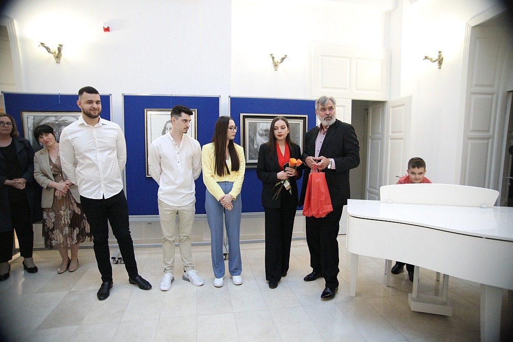 Interviu cu tinerii artişti gălăţeni - Vernisajul expoziţiei de grafică şi pictură „Atelier” (FOTO)