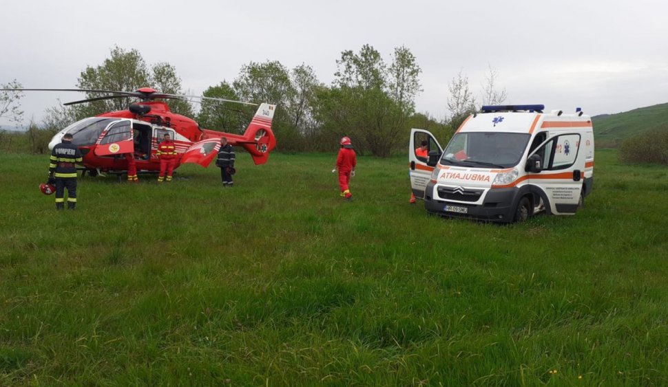Un tânăr a murit şi o fată este grav rănită, după ce maşina în care se aflau a fost lovită de tren