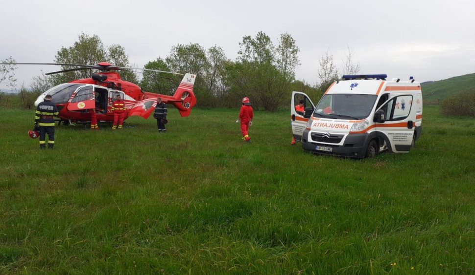 Un tânăr a murit şi o fată este grav rănită, după ce maşina în care se aflau a fost lovită de tren