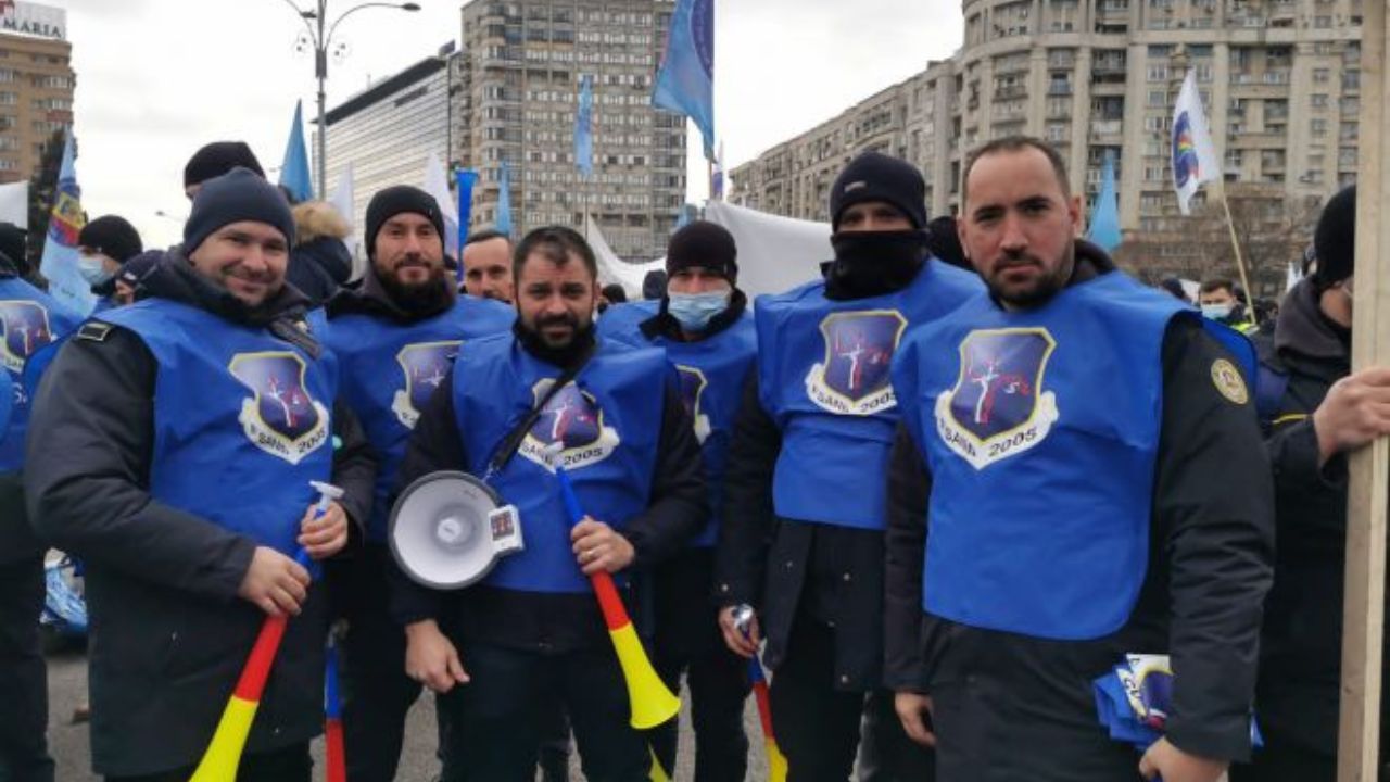Poliţiştii de penitenciare ies în stradă alături de educatori, învăţători şi de profesori