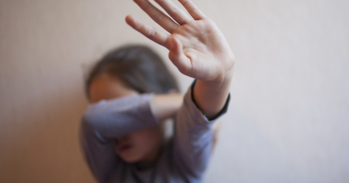 O elevă de 8 ani din Galați, aproape violată în toaleta școlii de un licean
