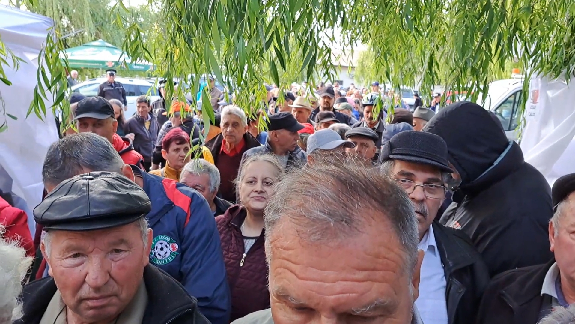 VIDEO: Gălăţenii cu dizabilităţi, cozi cu noaptea-n cap la ajutoarele alimentare date de UE