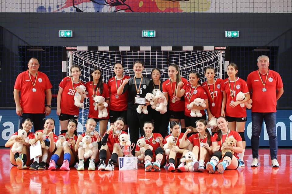 Junioarele 3 de la CSM Galaţi au devenit vicecampioane naţionale. „Nepoţica” Arianna Ardeleanu a fost desemnată cel mai bun portar de la turneul final