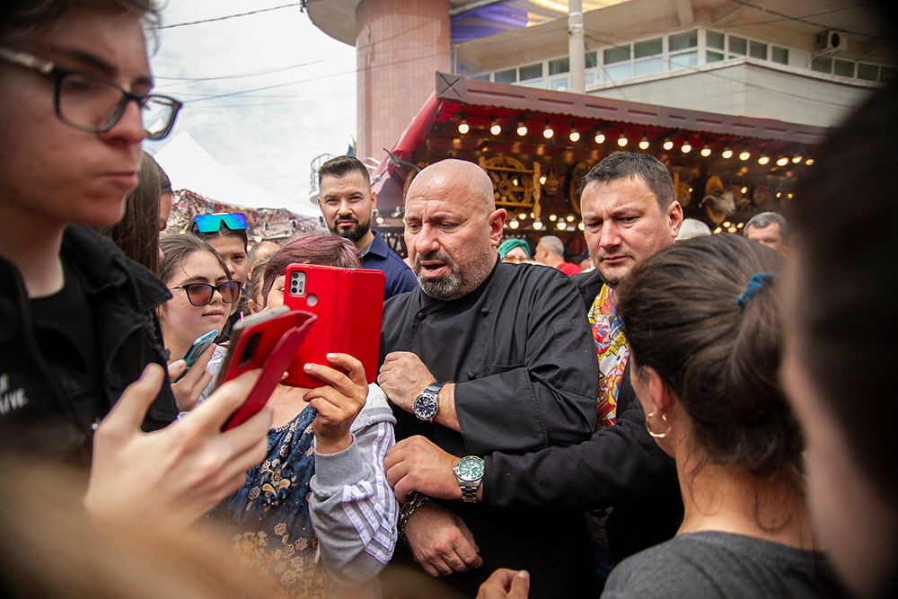 Asaltat de fanii gălăţeni! Chef Scărlătescu, baie de mulţime în Piaţa Centrală din Galaţi (FOTO)