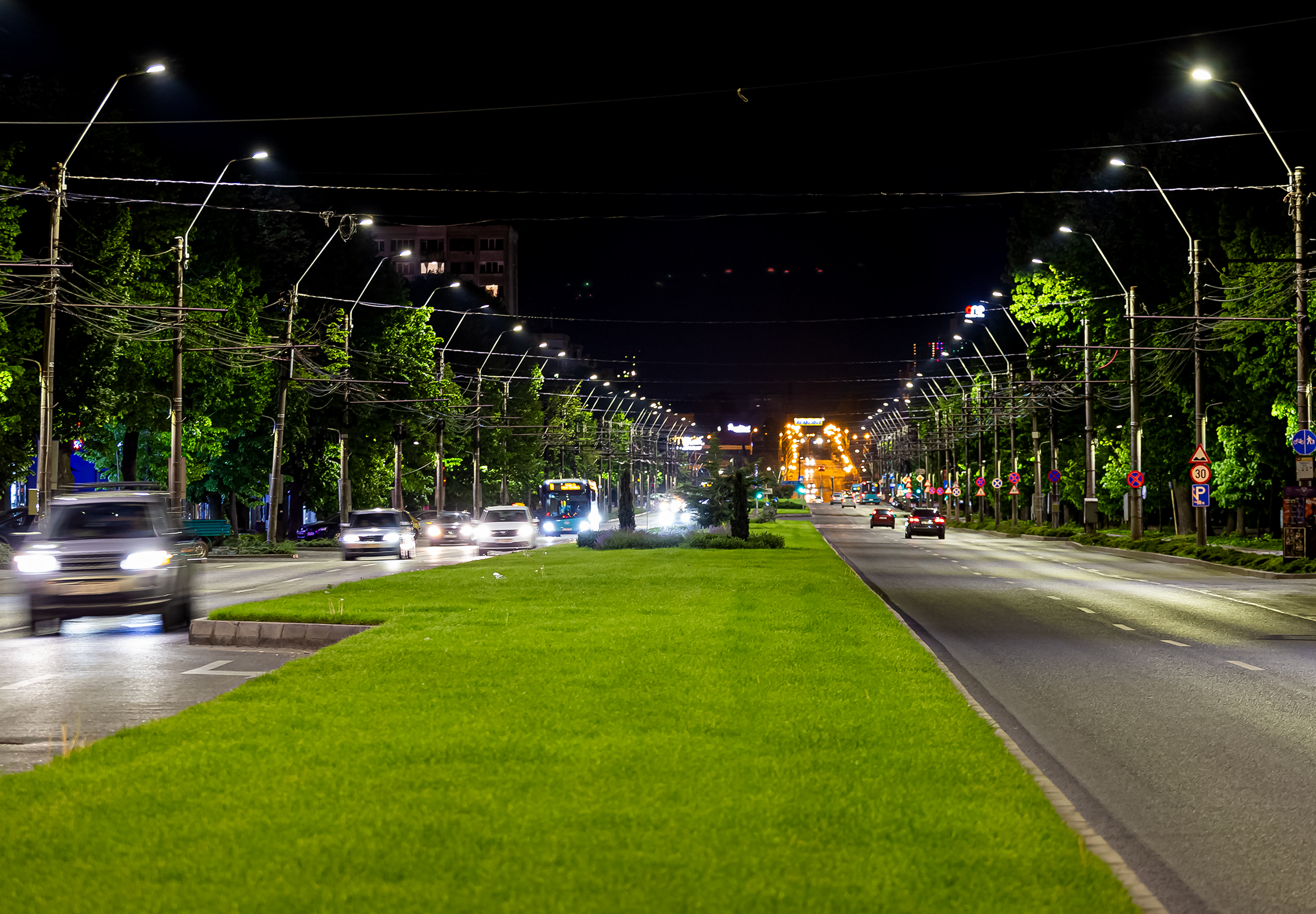 Iluminat public economic pe încă 17 străzi din Galaţi