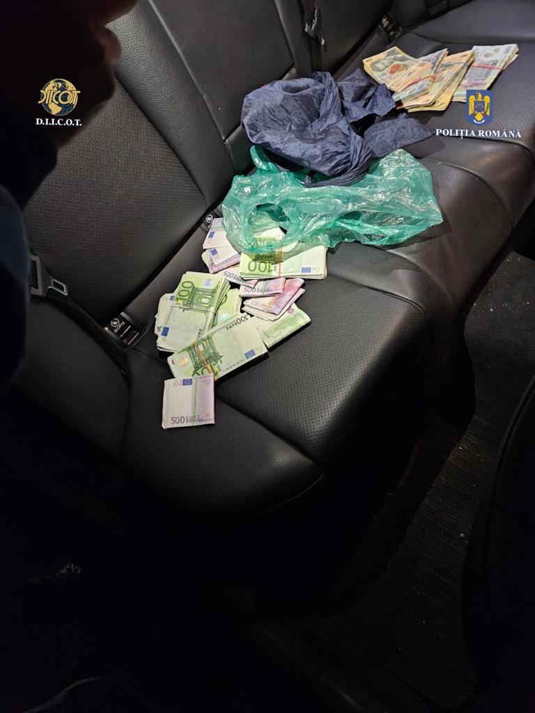 Flagrant la Galați: Prinşi cu 90.000 euro falşi în sacoşă (FOTO/VIDEO)