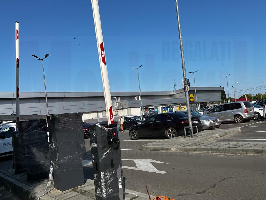 Lidl Galaţi montează bariere la intrările în parcare