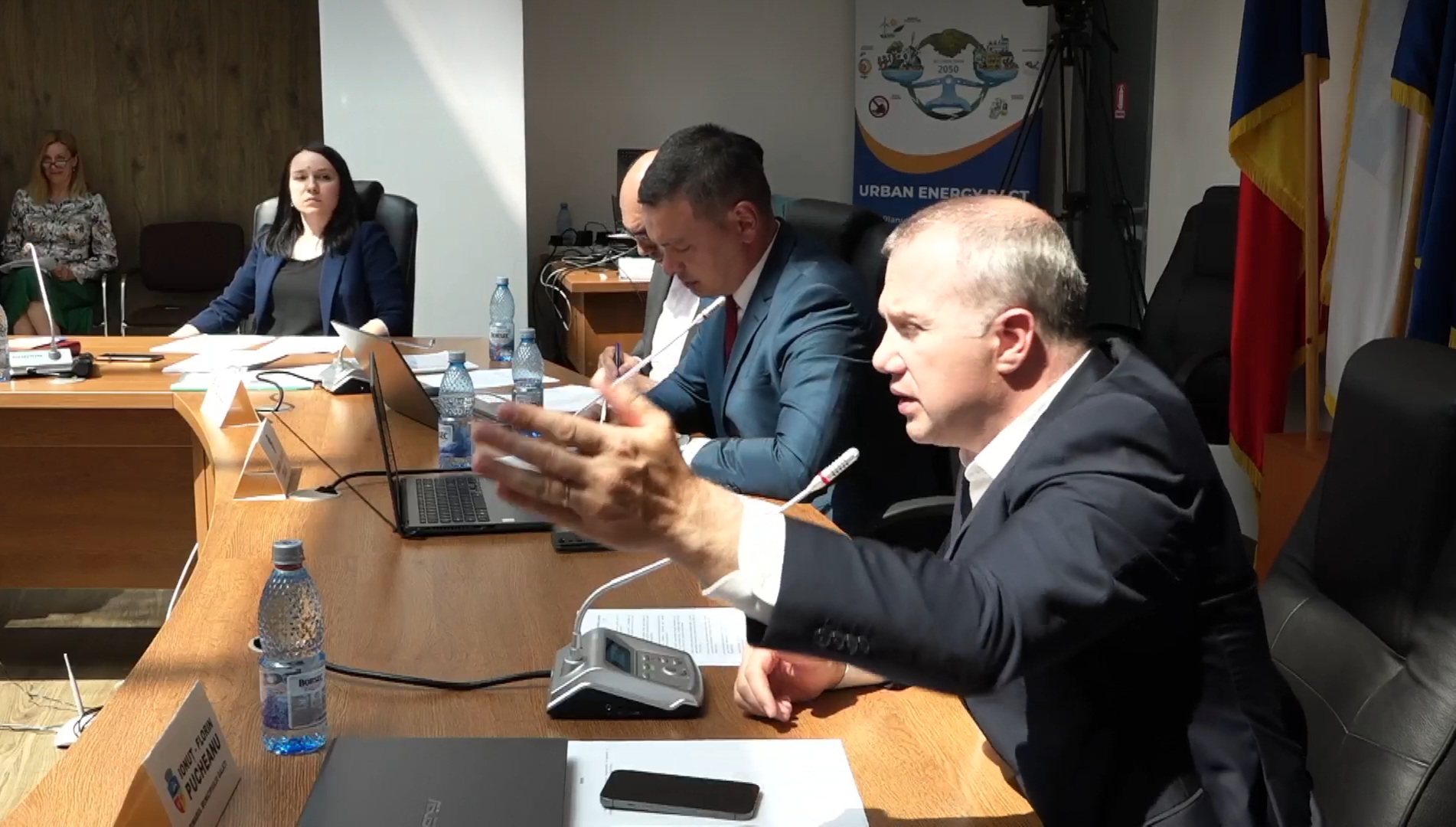 Ionuţ Pucheanu: Cu cine să tăiem iarba dacă ai noştri preferă să stea pe fotosinteză pe iarbă decât să pună mâna pe coasă