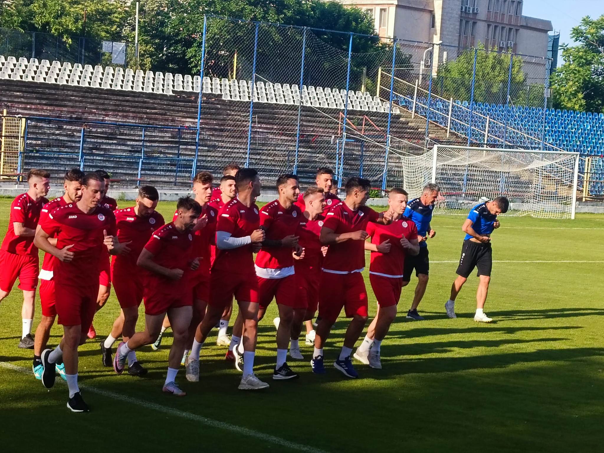Oţelul a revenit în iarbă într-o atmosferă incendiară