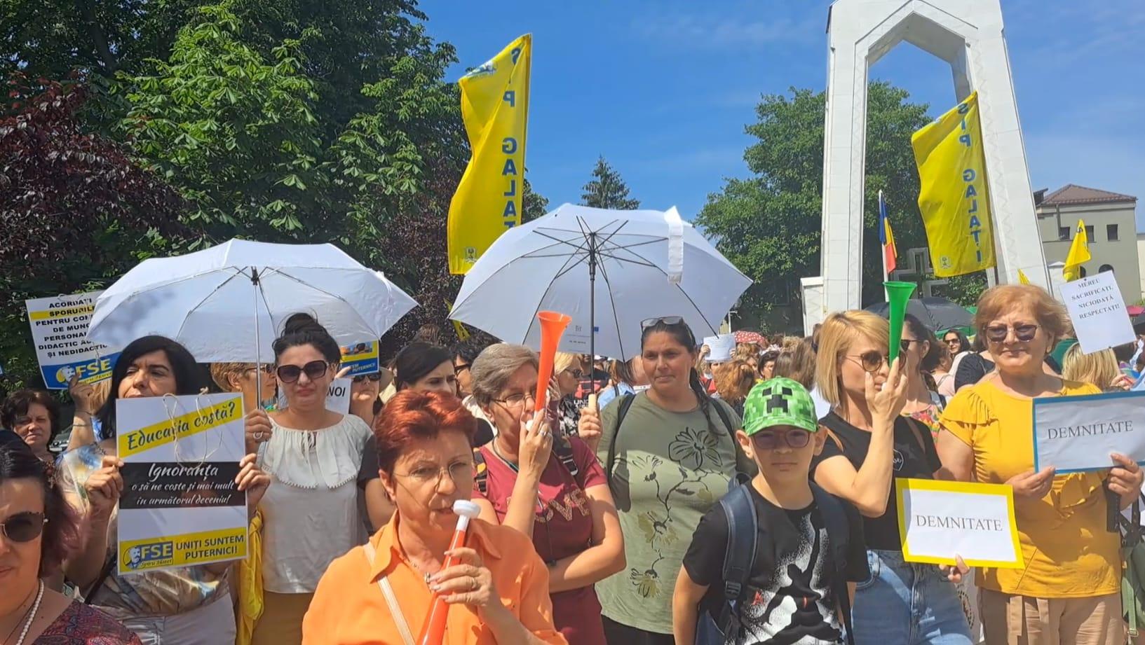 «Iohannis, nota 4 la purtare!» Sute de profesori din Galaţi, din nou în stradă (VIDEO)