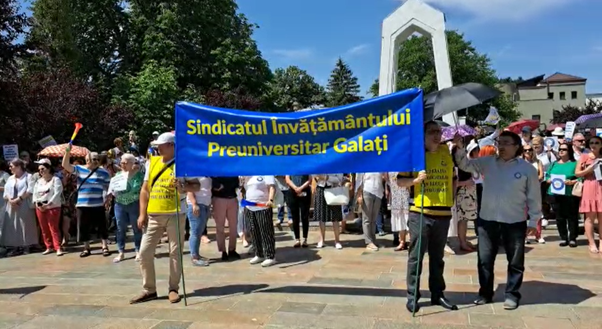 VIDEO: Sute de profesori gălățeni protestează și azi, la Prefectură, dar și în București