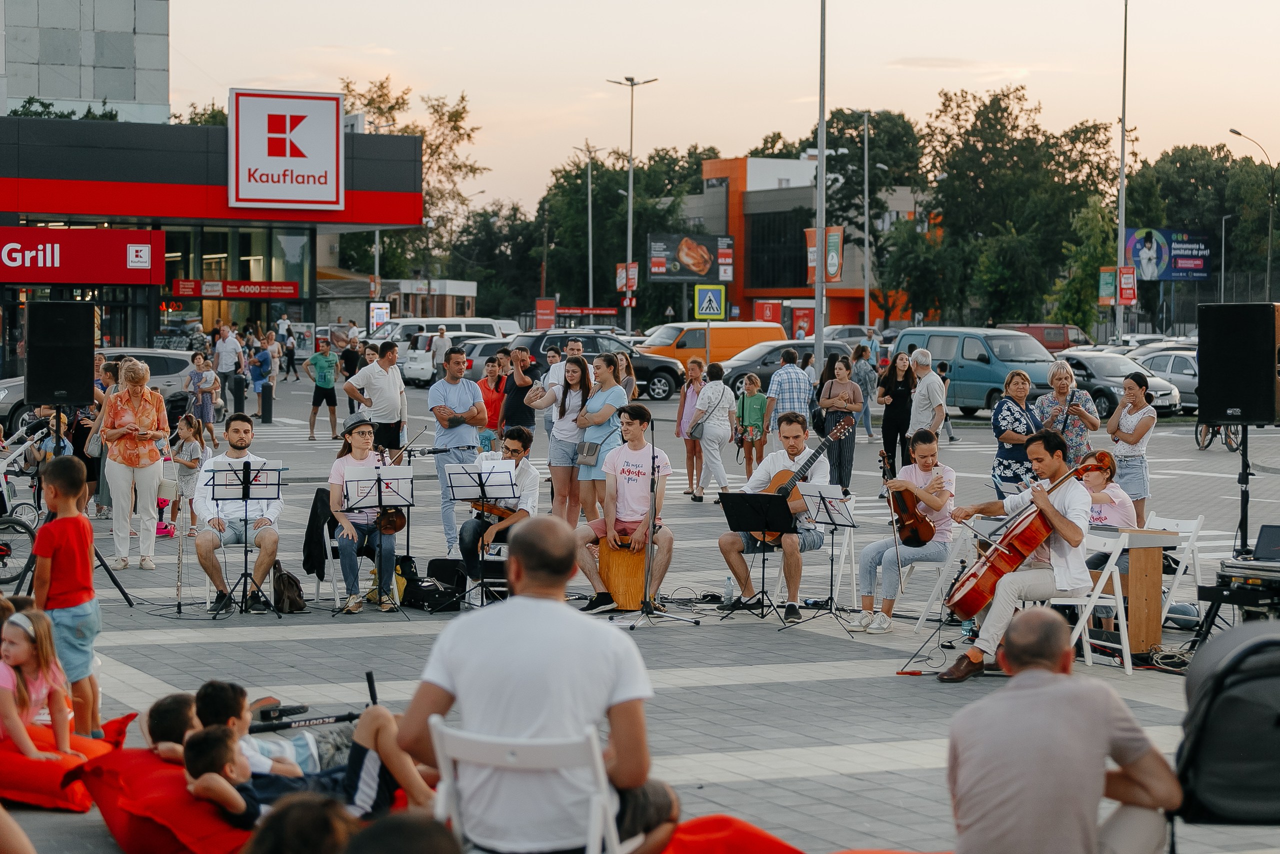 „La La Play”, duminică, la „Fata pe Valuri”