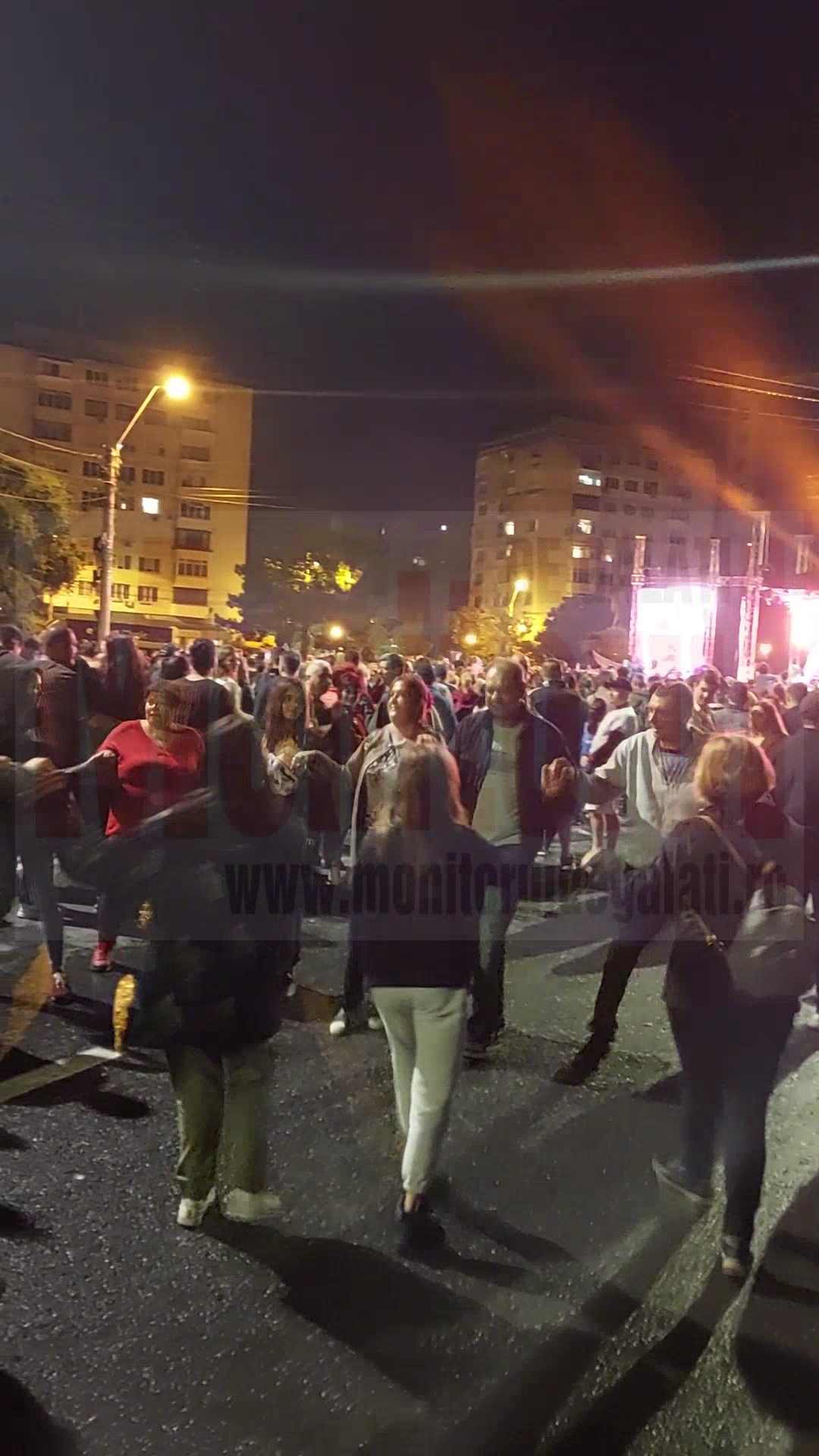 Joc și voie bună! Gălățenii au încins hora pe muzica Andrei (VIDEO)