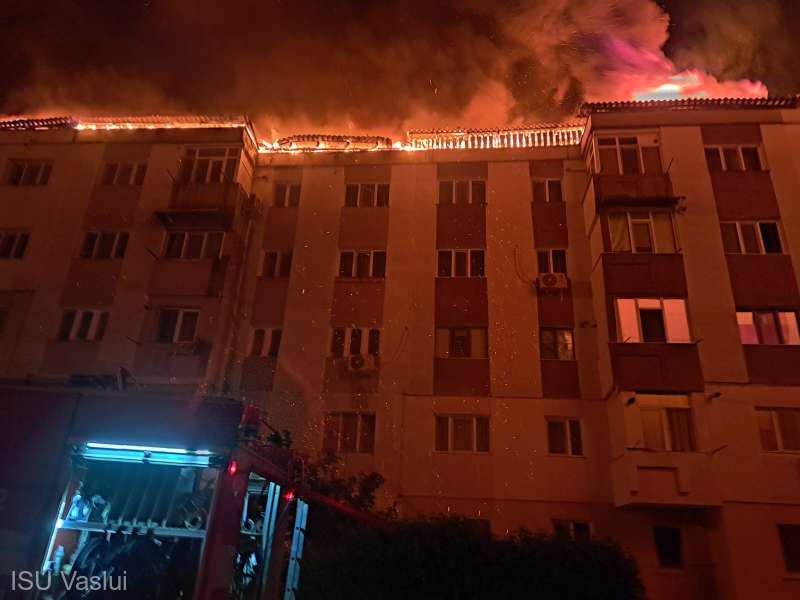 Incendiu puternic la un bloc din Bârlad; peste 300 de persoane evacuate