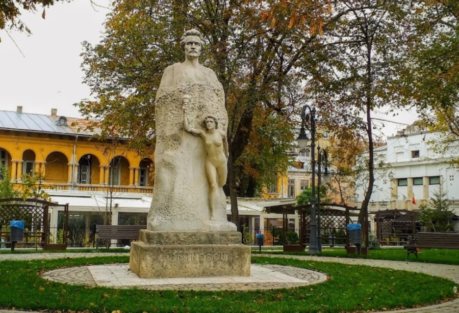 „Să nu-l uităm pe Eminescu”: Marele poet naţional, omagiat în parcul din Galaţi care îi poartă numele