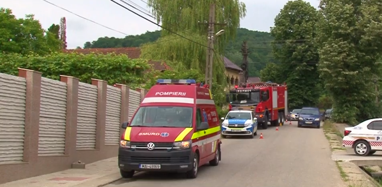 Şi-a călcat fetiţa cu maşina din greşeală. Micuţa se zbate între viaţă şi moarte