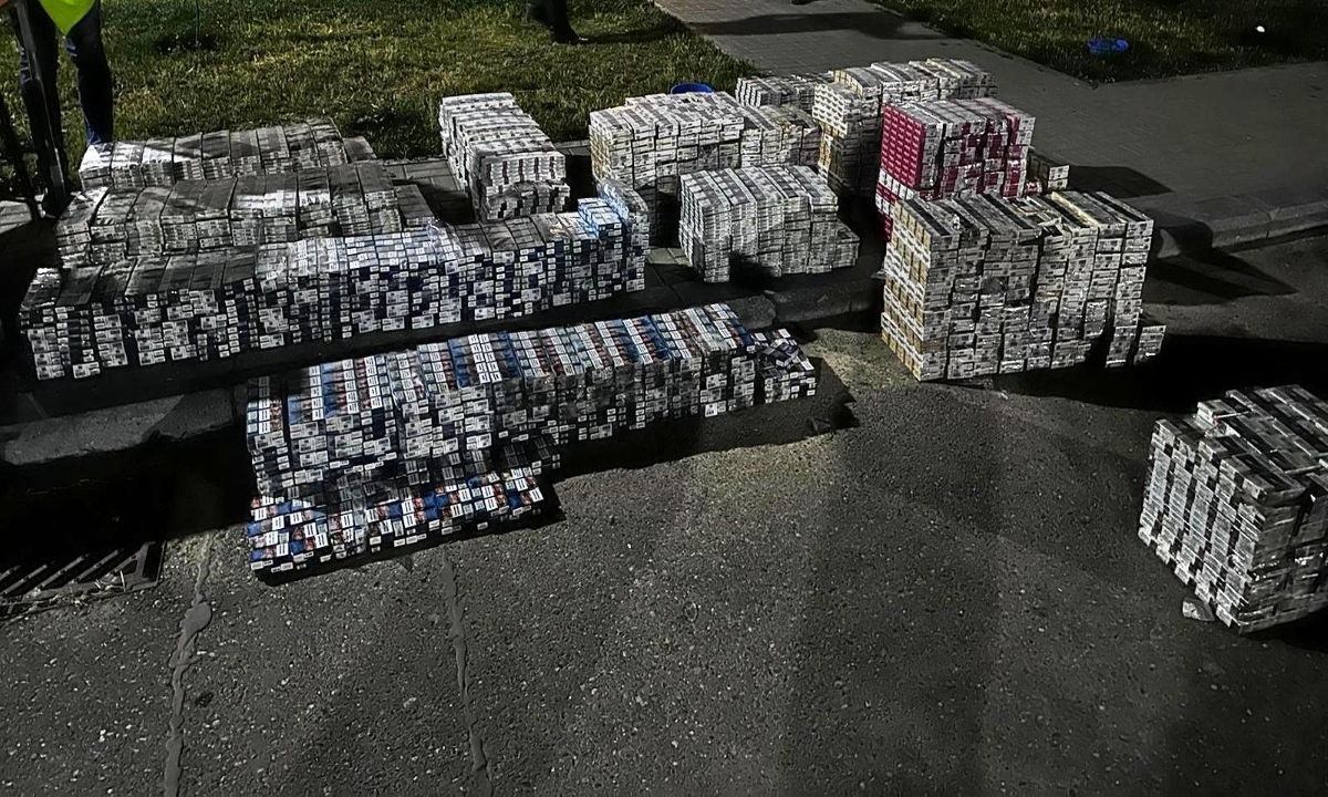 Peste 13.000 de pachete cu ţigarete de contrabandă, abandonate la malul Prutului (FOTO)