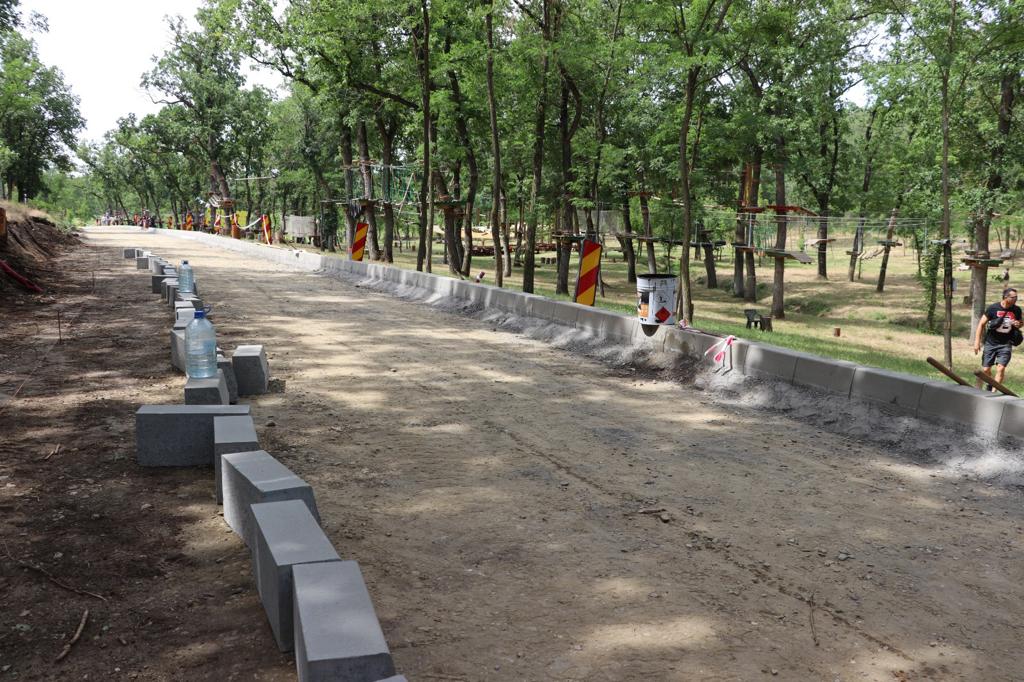 Parcare şi drum de acces cu piatră cubică la Parcul de Aventură de la Gârboavele