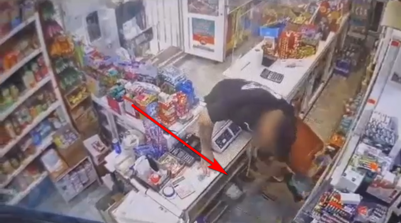 VIDEO: A jucat la aparate banii furaţi dintr-un magazin