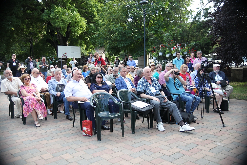 FOTO: A fost inaugurată Aleea Scriitorilor din Grădina Publică