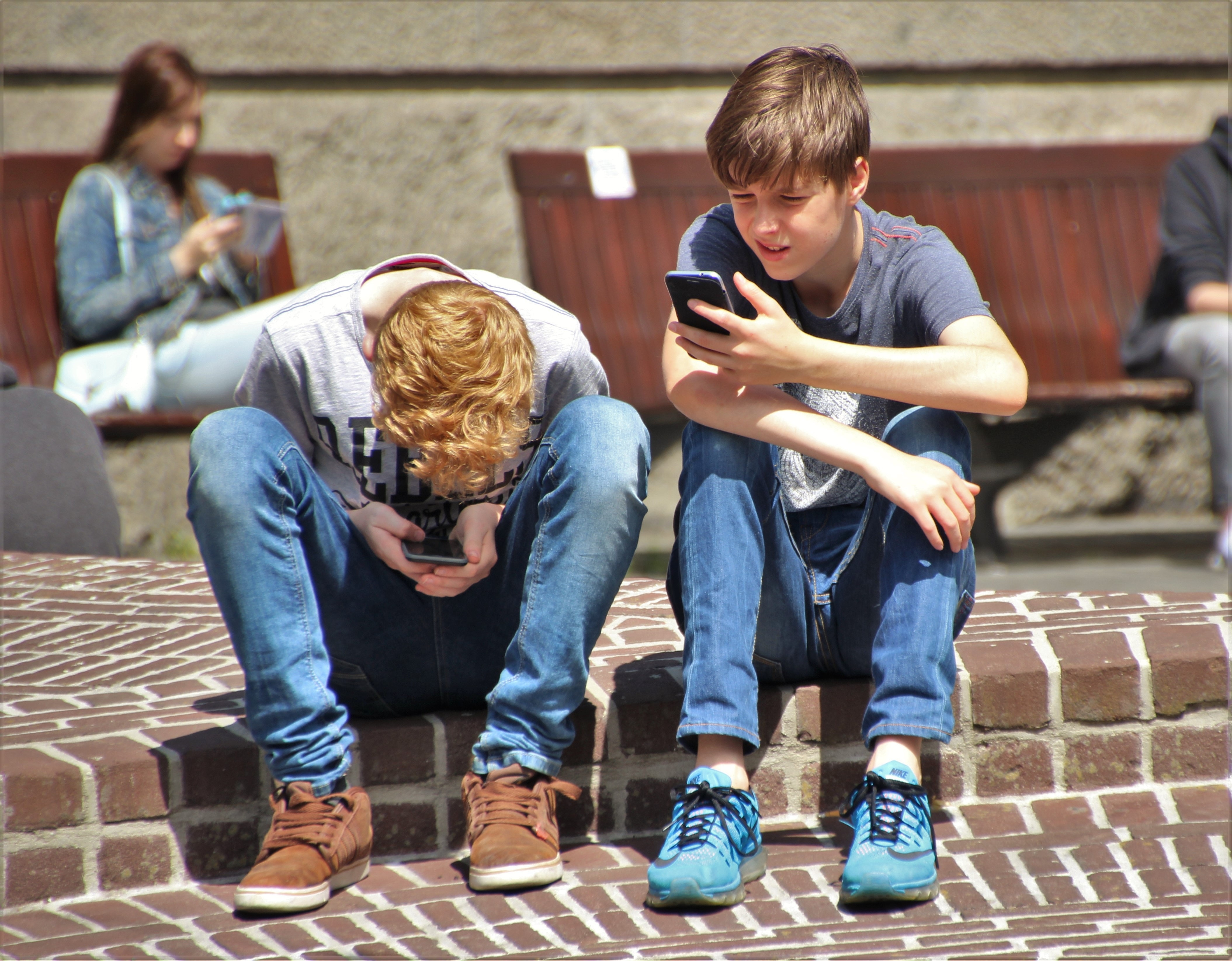 De ce preferă tinerii să trăiască prin online