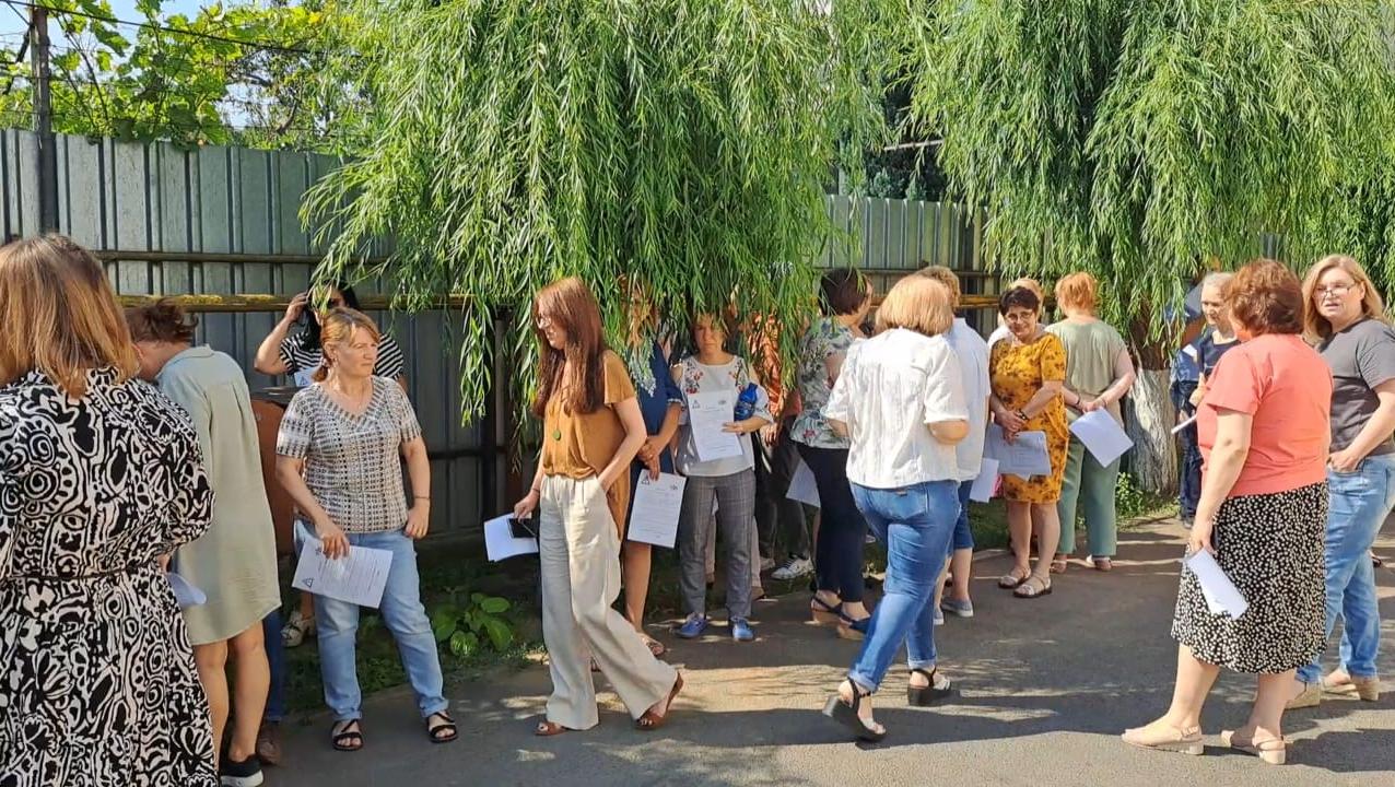 Protest-avertisment la CJAS Galaţi! Angajații cer salarii mai mari: «Suntem foarte puțini din cauza asta!»