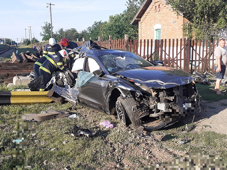 Gălăţeni loviţi de tren. Tânără de 24 de ani, în spital