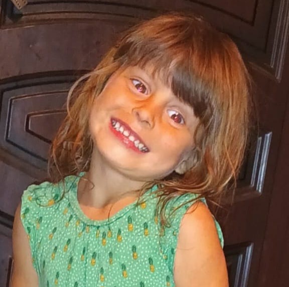 Fetiţa de 4 ani dispărută din curtea casei găsită moartă