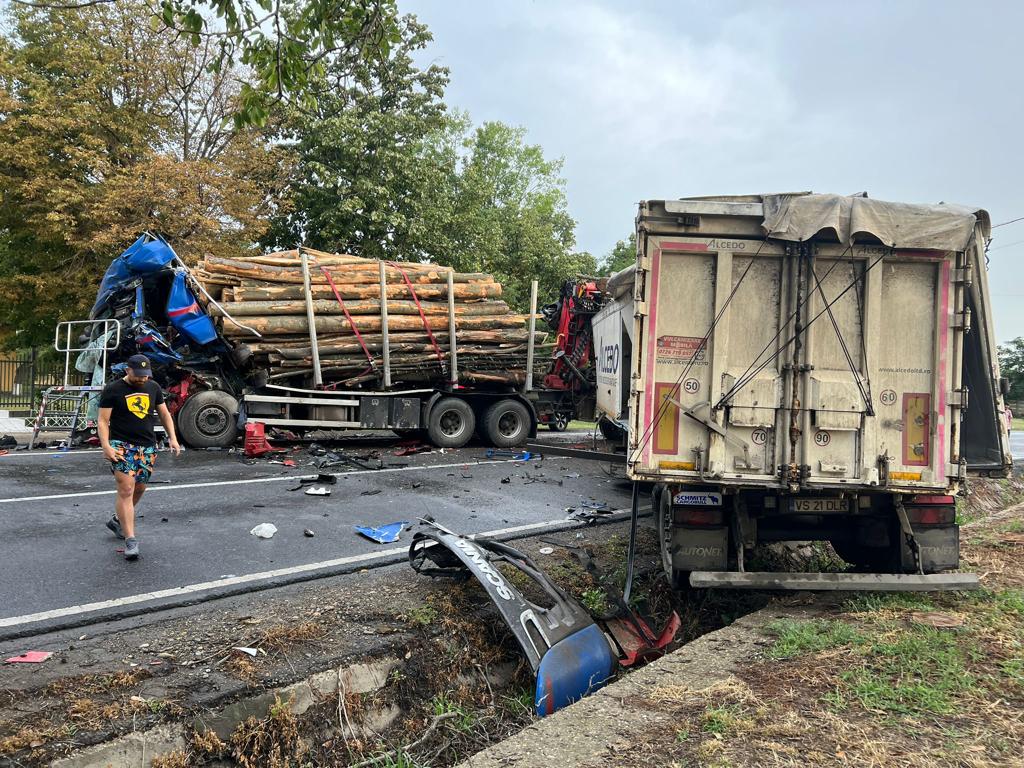 Grav accident la Independența: Două TIR-uri s-au ciocnit; bărbat transportat la spital (FOTO)