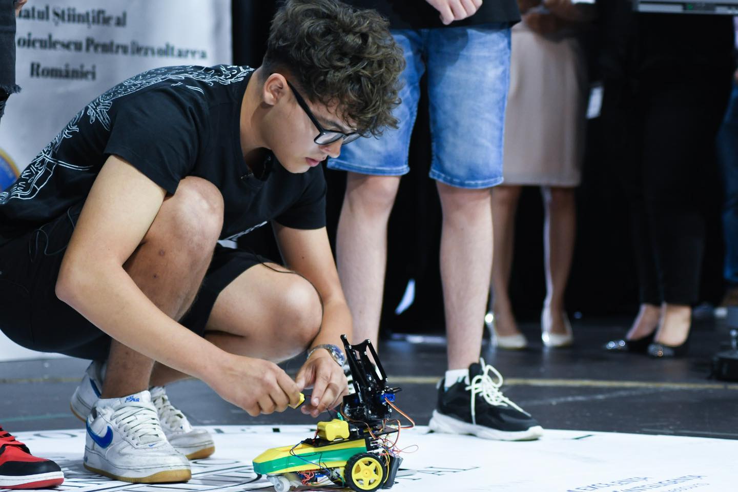 Un robot creat de elevi de la Pedagogic ar putea înlocui măturătorii din oraş (FOTO)