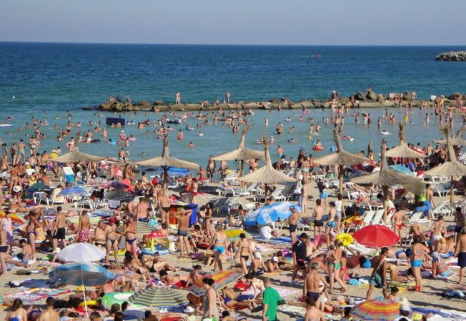 ALERTĂ PE LITORAL! Apa mării este contaminată cu bacterii periculoase, în două staţiuni