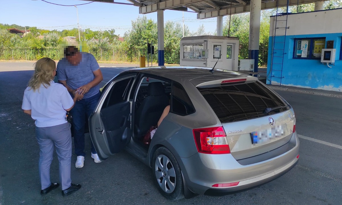 Ucrainean prins la Oancea cu mai multe permise auto false