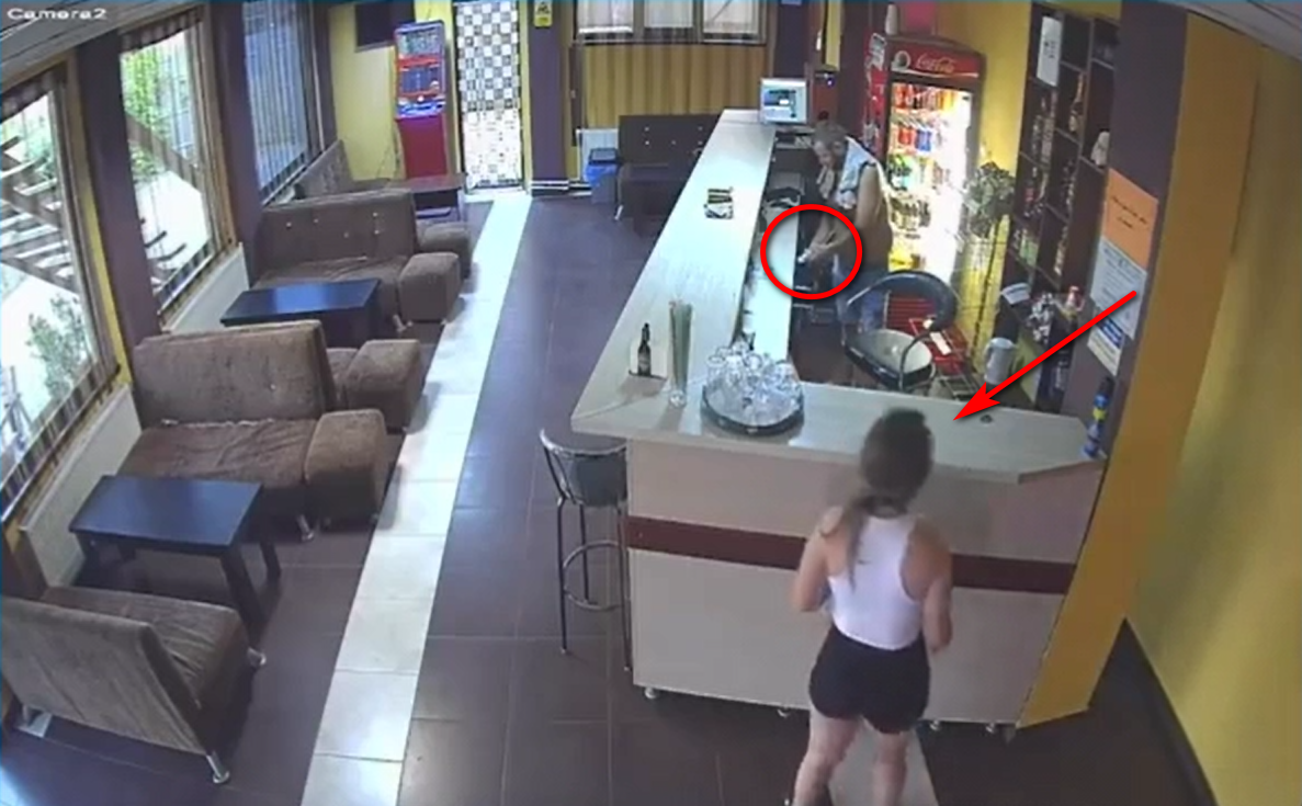 VIDEO: Bar jefuit de un gălăţean nervos că a pierdut la aparate. Bărbatul s-a ascuns în pădure!