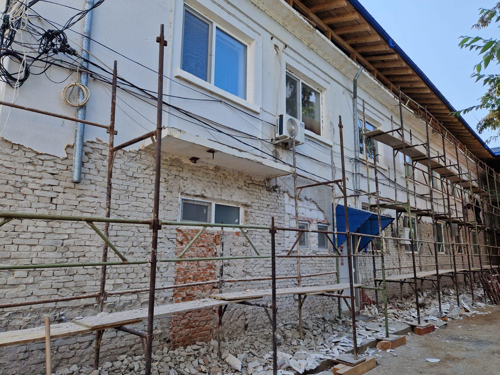 Scandal la modernizarea Spitalului Târgu Bujor. Costel Fotea: «Avem toleranţă zero faţă de firmele care nu-şi fac treaba!»