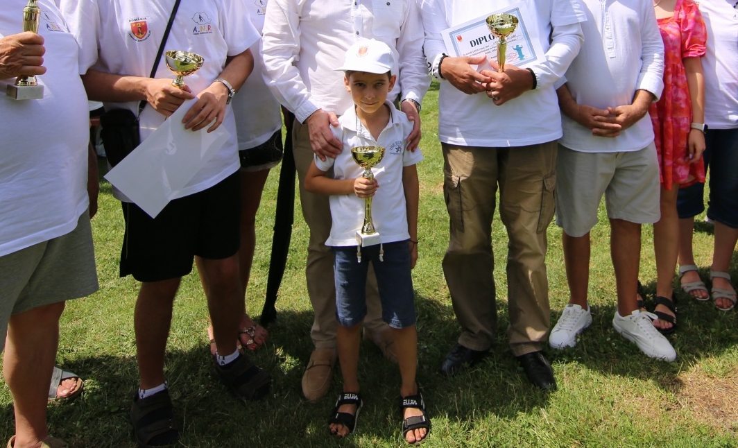 Un băieţel de 7 ani, nevăzător, cel mai tânăr pescar! Competiţie unică în România la Balta Zătun (FOTO)