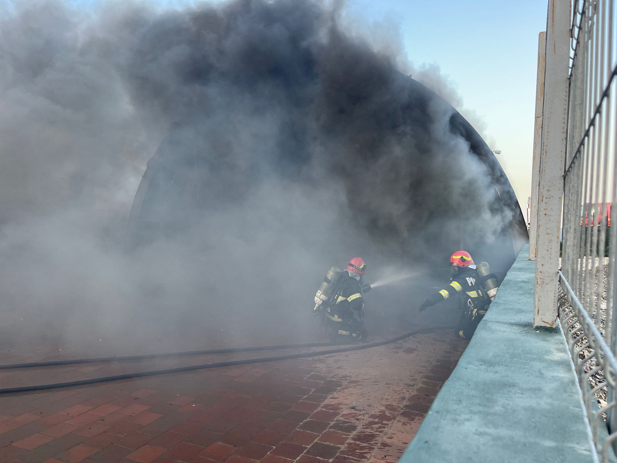 Incendiu violent la un showroom cu ambarcațiuni de agrement și articole de pescuit din Tulcea (FOTO/VIDEO)