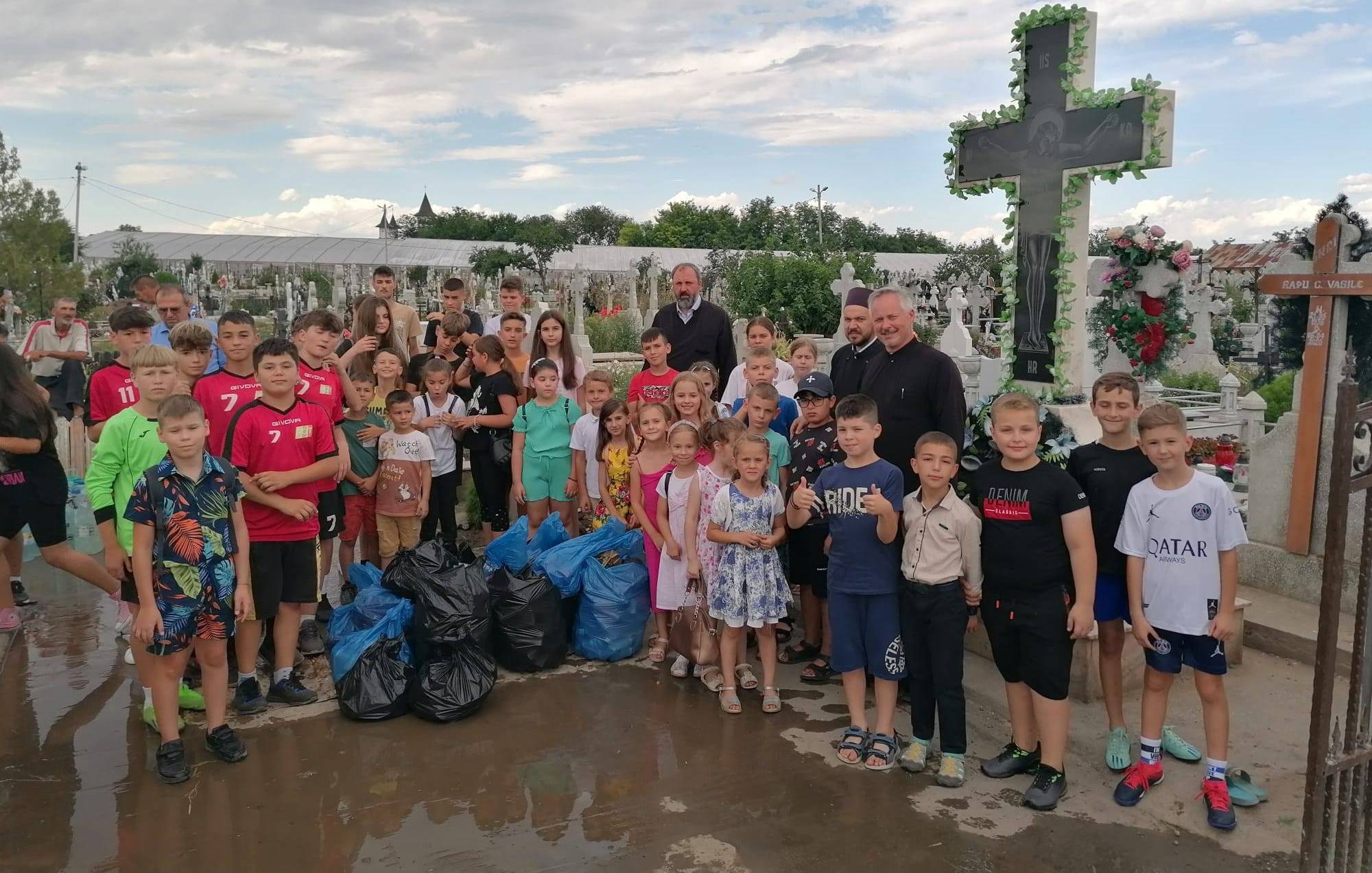 FOTO: Copiii din Matca au făcut curăţenie la mormintele părinţilor, bunicilor şi străbunicilor lor