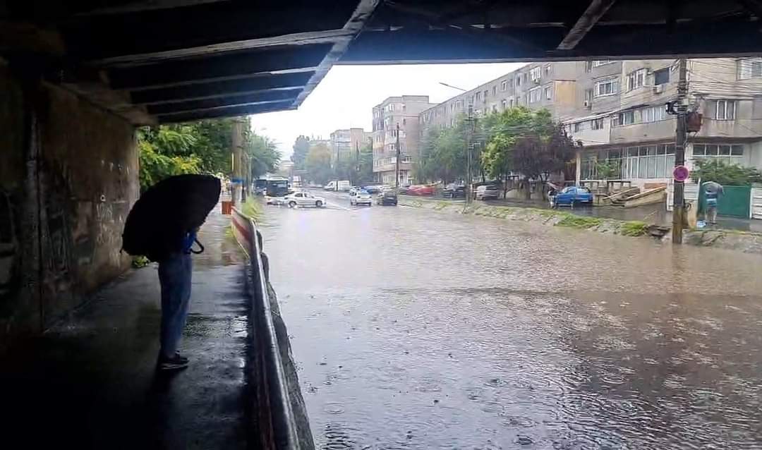 Case, curţi şi străzi inundate la Brăila (FOTO)