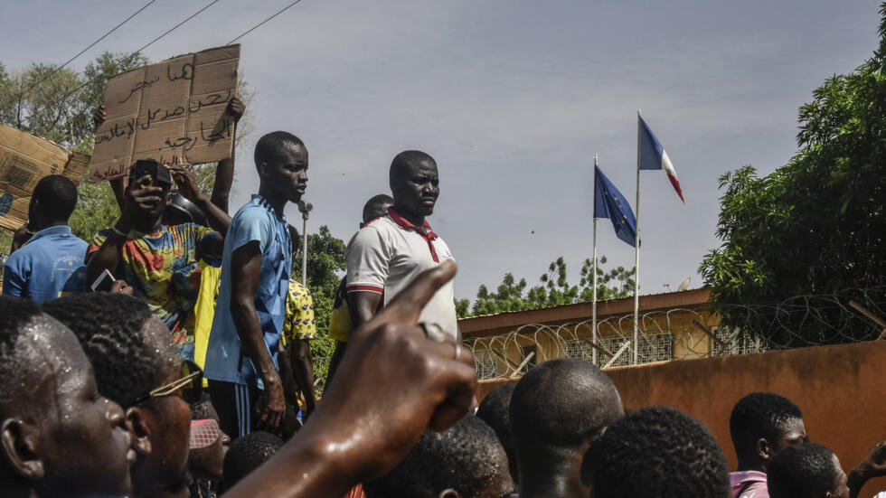 Franţa îşi evacuează cetăţenii din Niger