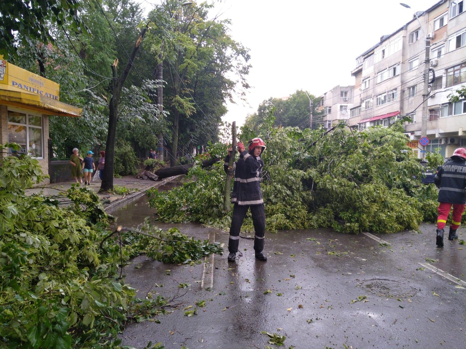 Brăila lovită de furtună: Inundaţii în curţi şi case, copaci căzuţi pe carosabil, clădiri, maşini şi cabluri de electricitate (FOTO)