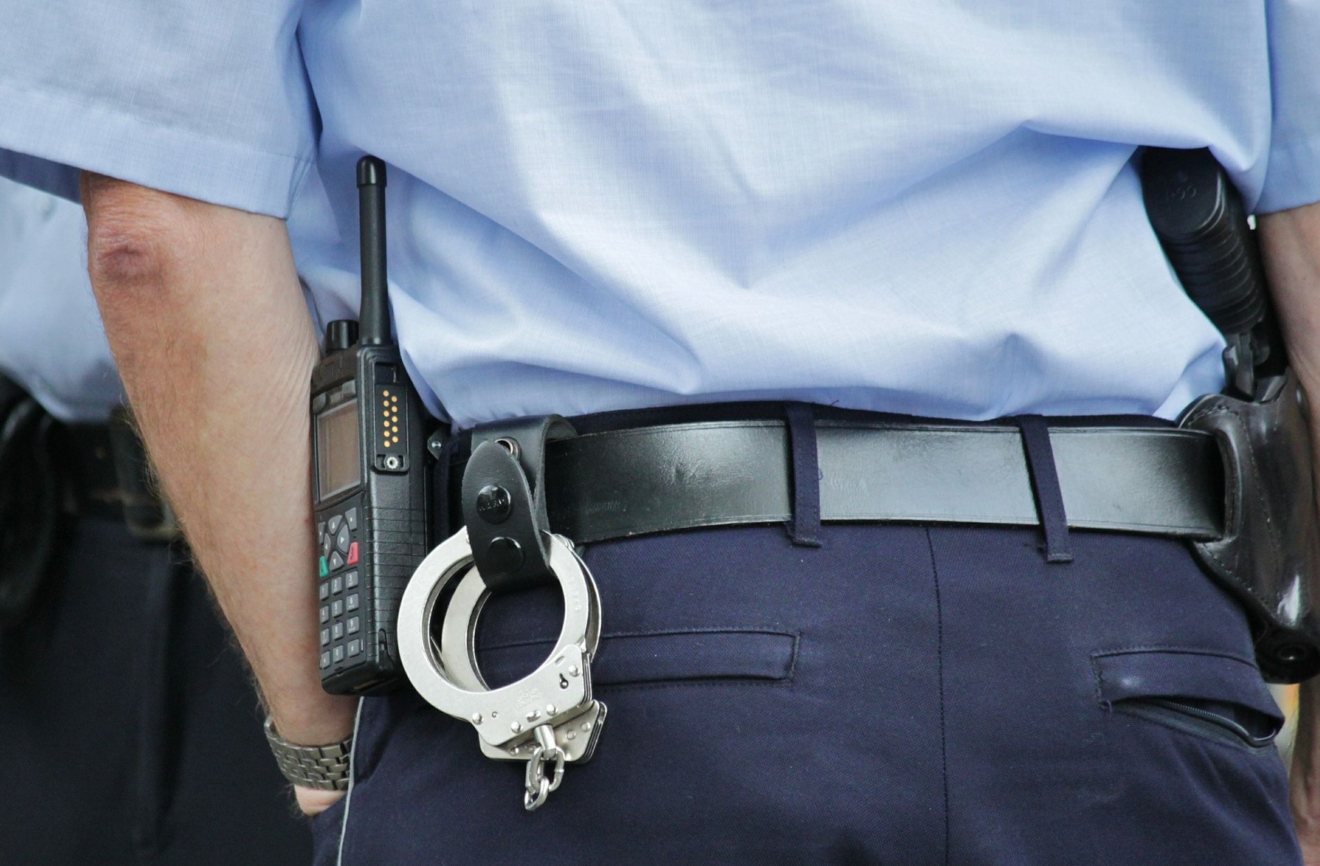 Polițist din Galați prins în scara unui bloc când se autosatisfăcea