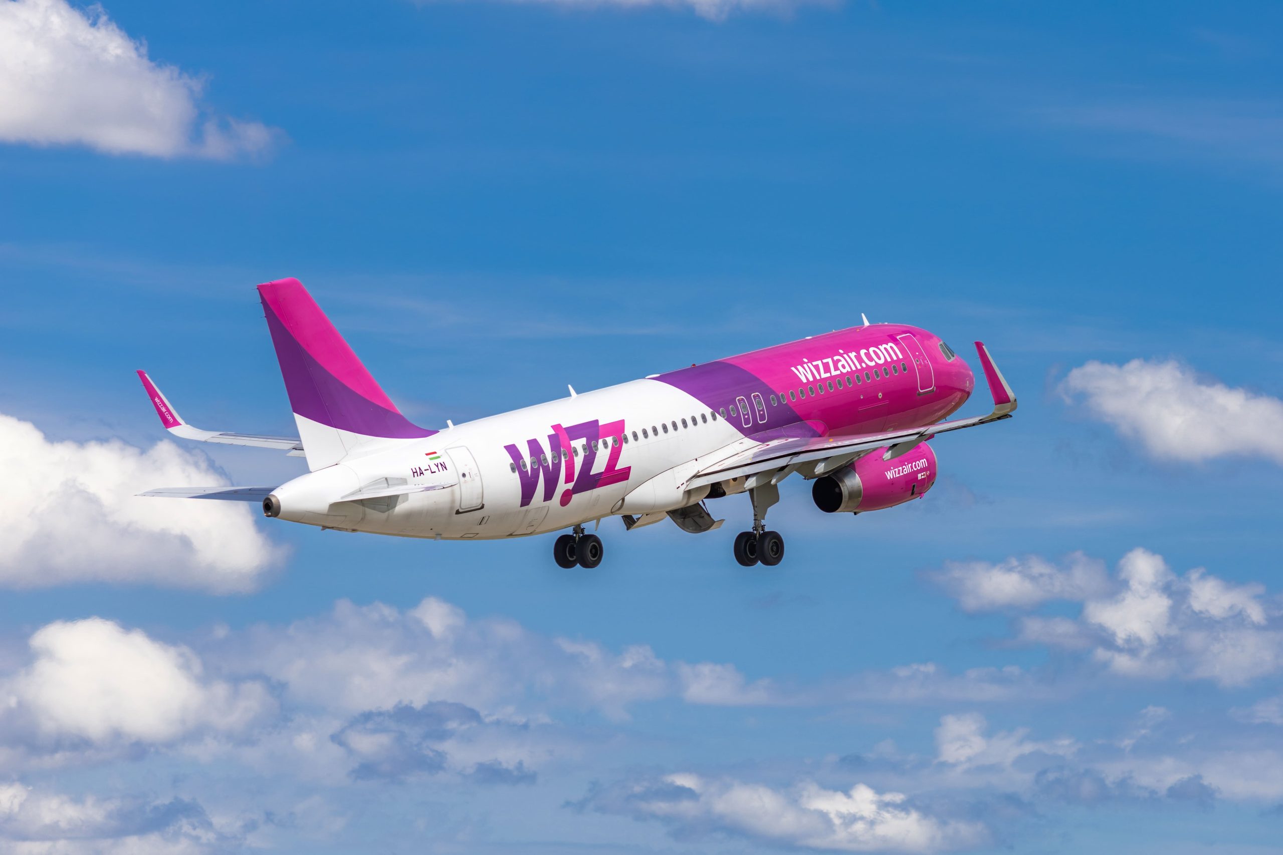Wizz Air: În perioada ianuarie-iulie 2023 au fost operate cu succes 99,12% dintre zborurile din România