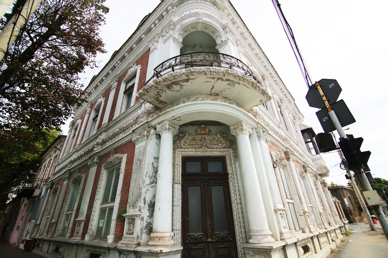 FOTO: Se reiau lucrările la Muzeul "Casa Colecţiilor Galaţi" (fosta farmacie Ţinc)