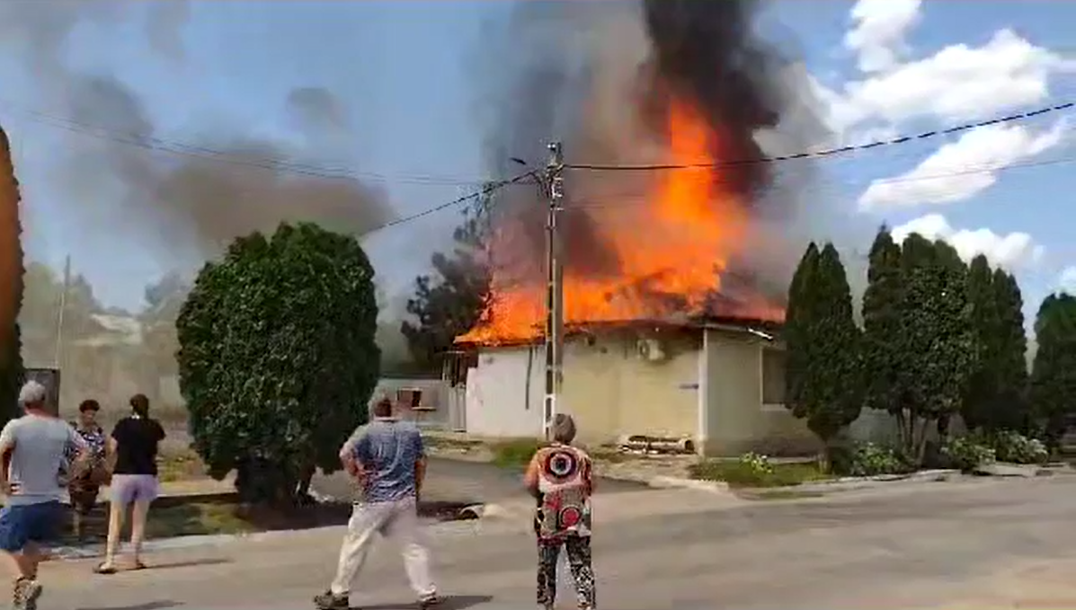 Focul i-a lăsat fără casă la bătrâneţe! Familia Olaru din Schela are nevoie de ajutorul nostru